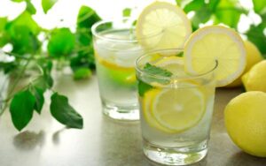 9 razones de peso para beber agua de limón