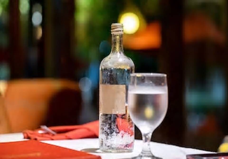 botella-cristal-agua-mesa